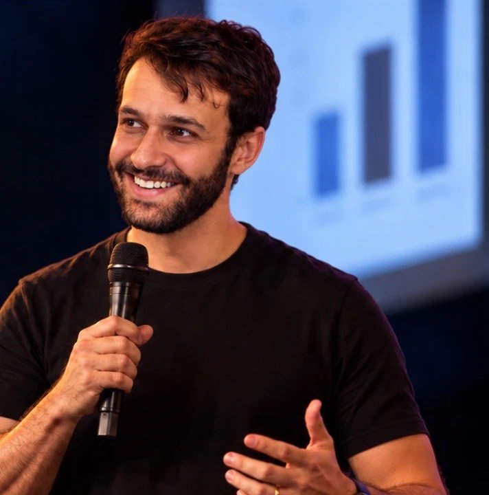 Rener Ribeiro, especialista em tráfego pago, falando ao microfone durante uma aula ao vivo